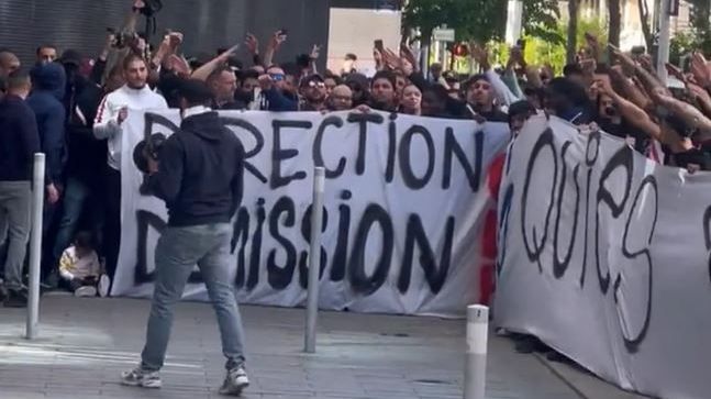Torcida do PSG protesta em Paris
