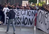 Torcedores do PSG pedem saída de Neymar e xingam Messi em protesto; veja
