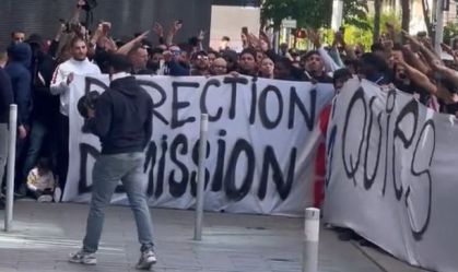Torcida do PSG protesta em Paris