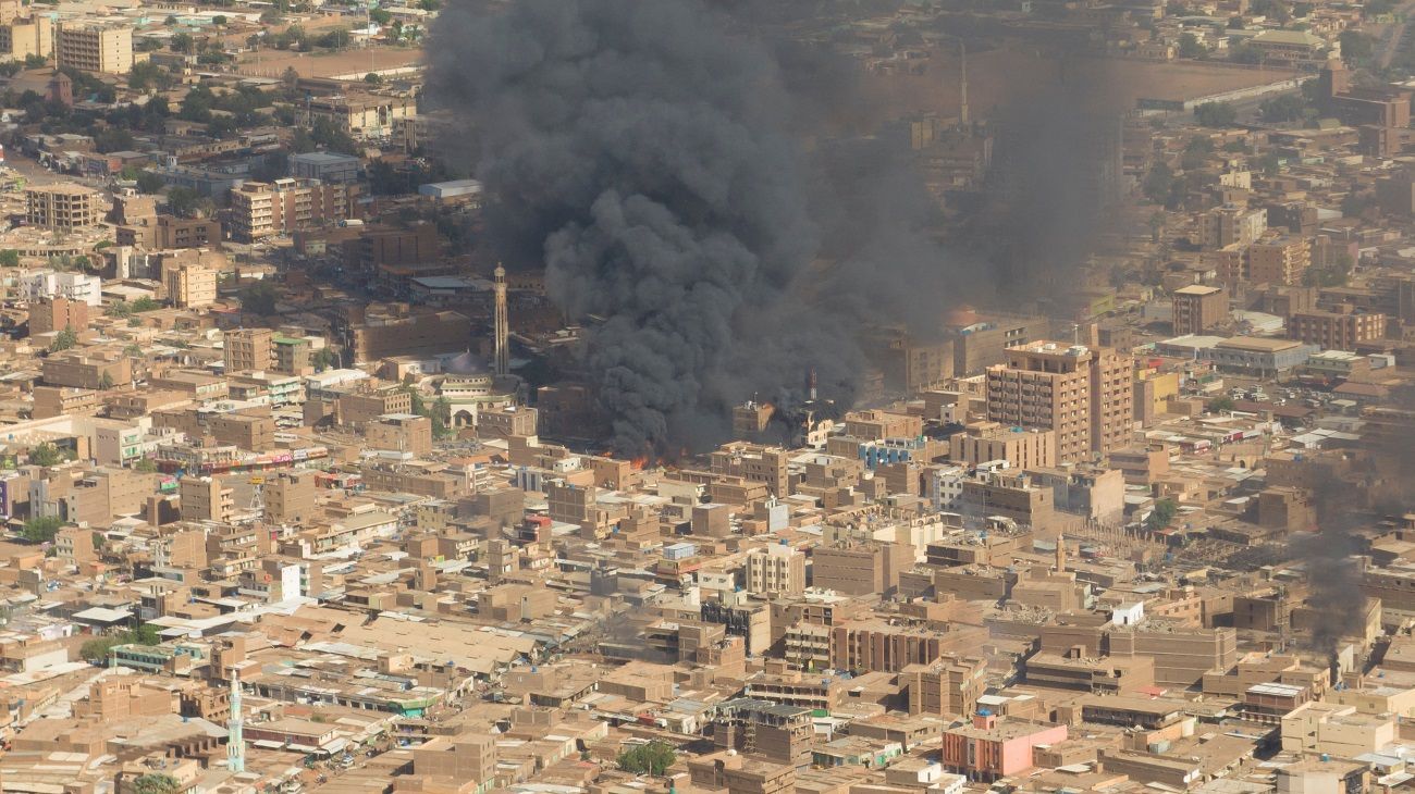 Fumaça ascende durante incêndio em mercado de Omdurman, no Sudão