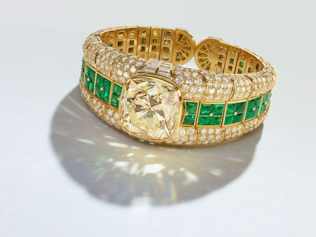 Uma pulseira de diamantes e esmeraldas da Bulgari estava entre as 700 joias à venda. / Divulgação / Christie's