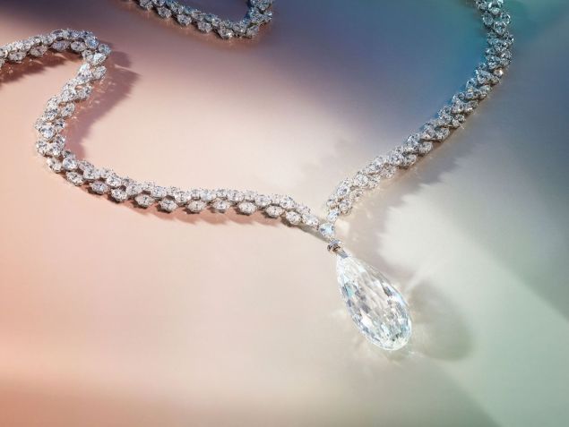 O colar Harry Winston apresenta um diamante de corte briolette de 90,38 quilates, ao lado de uma marquise menor e diamantes em forma de pêra. / Divulgação / Christie's