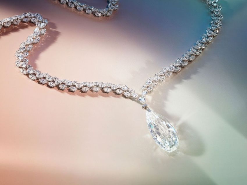 O colar Harry Winston apresenta um diamante de corte briolette de 90,38 quilates, ao lado de uma marquise menor e diamantes em forma de pêra. / Divulgação / Christie's