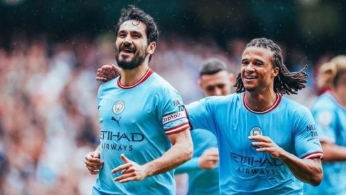 Gundogan comemora um dos gols do City contra o Leeds