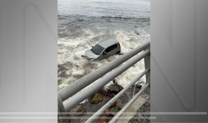 Motorista perde controle de carro e vai parar no mar em Niterói; veja imagens