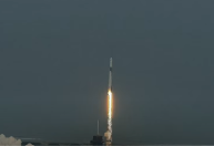 SpaceX lança foguete com três tripulantes pagantes e primeira mulher saudita a viajar ao espaço
