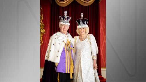 Foto oficial da coroação de Rei Charles III e rainha Camilla