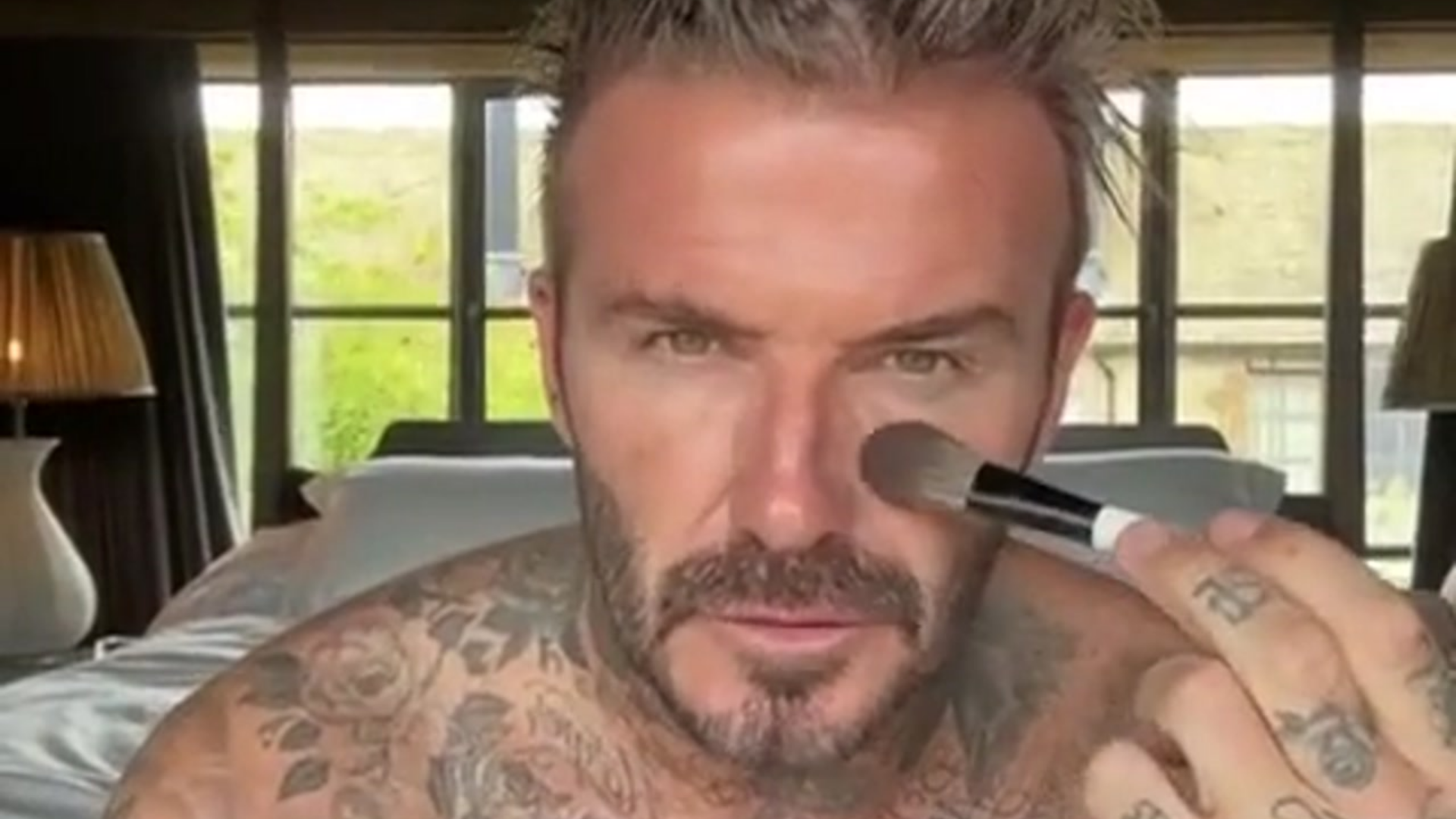 David Beckham se maquia