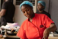 Chef nigeriana cozinha por 100 horas seguidas para superar recorde mundial