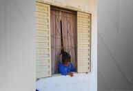 Bebê fica preso em grade de janela e precisa ser resgatado por bombeiros em Goiás