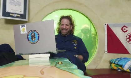 Cientista da Flórida, EUA, bate recorde de tempo vivendo debaixo d'água