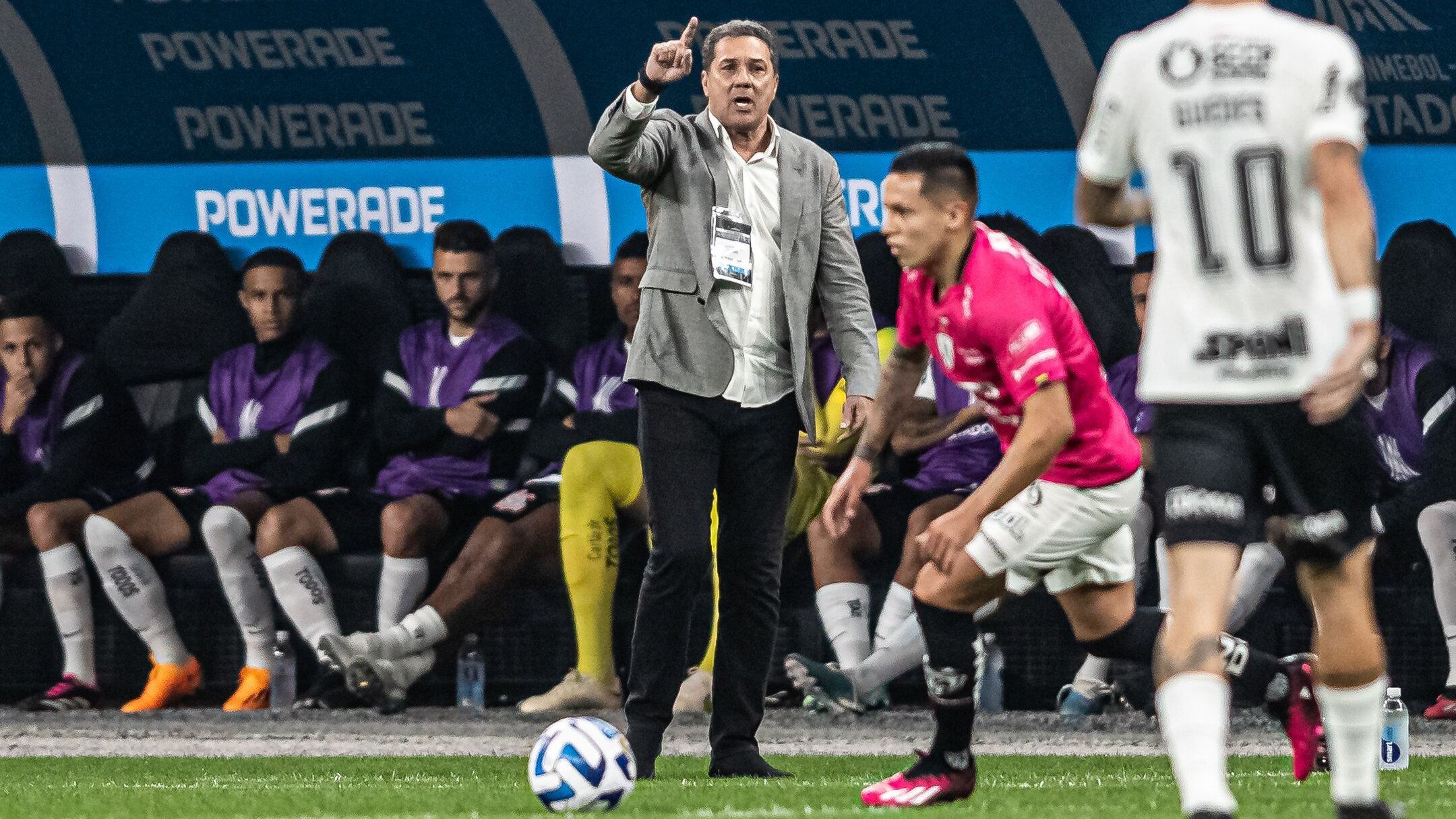 Vanderlei Luxemburgo orienta o Corinthians em sua reestreia