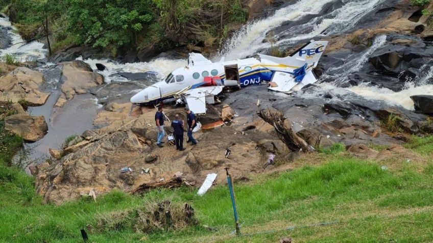 Investigadores do 3º Serviço Regional de Investigação e Prevenção de Acidentes Aeronáuticos (SERIPA III) da FAB analisam aeronave do acidente que vitimou a cantora Marília Mendonça e outras quatro pessoas, em Caratinga/MG. • Divulgação/FAB