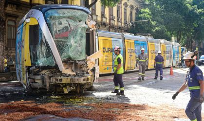 Acidente entre ônibus e VLT deixa 16 feridos no Rio de Janeiro