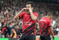 Athletico-PR vira com dois gols nos acréscimos e mantém tabu de 23 anos contra o Coritiba