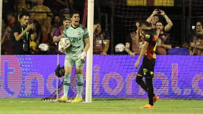 Goleiro Richard comemora após defender pênalti de Luciano Juba