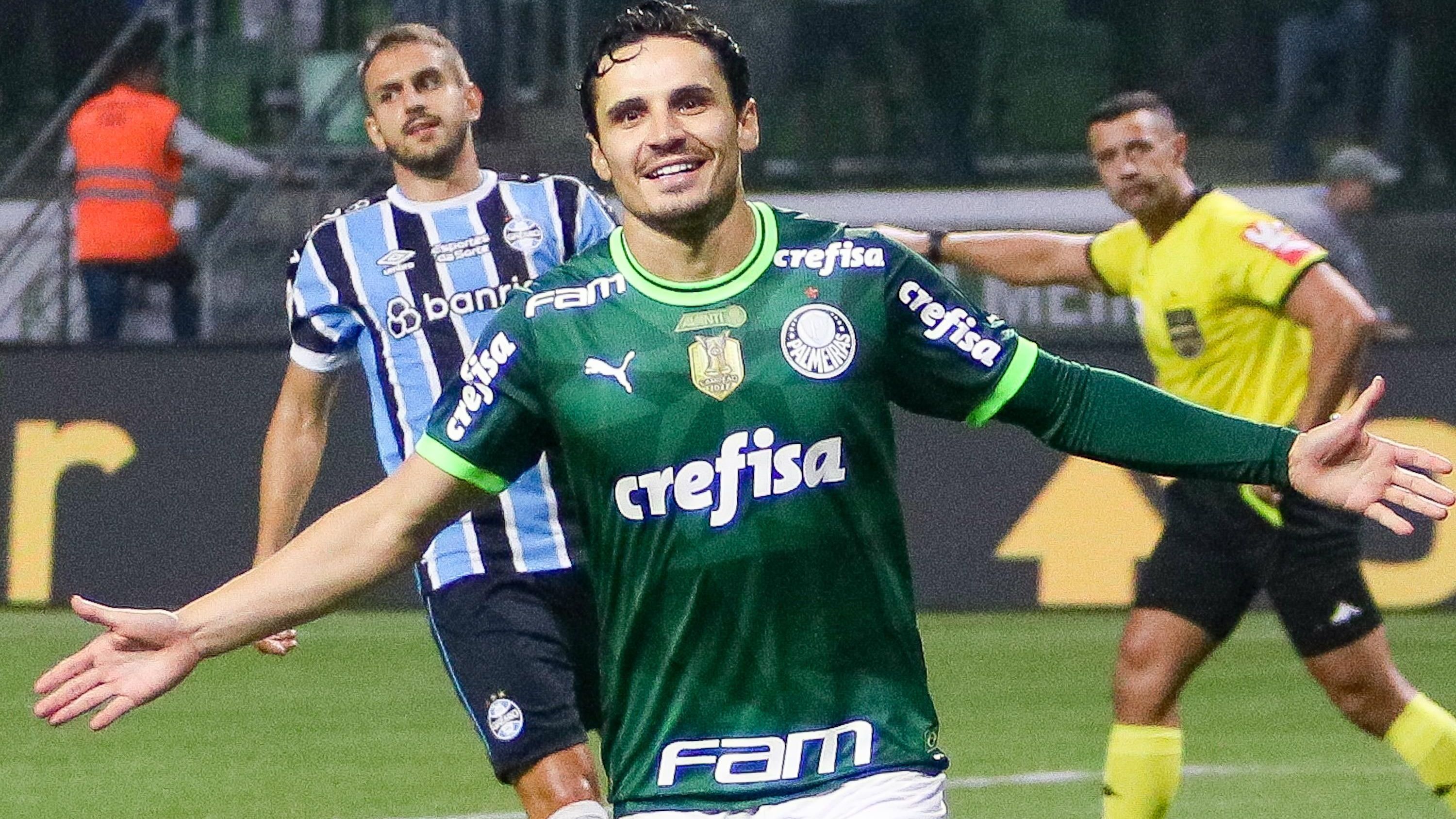 Raphael Veiga comemora um dos gols que marcou contra o Grêmio