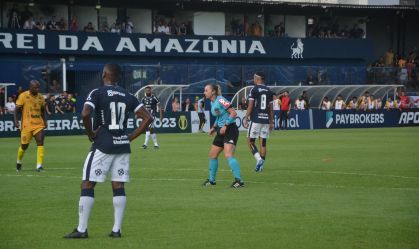 É raro, mas acontece: zagueiro defende arbitragem após cometer "pênalti fantasma"