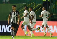 Botafogo perde para o Goiás, encerra longa invencibilidade, mas segue líder