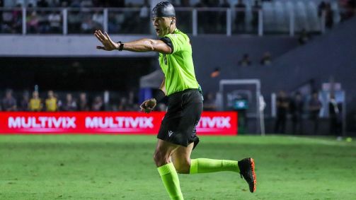 Sávio Pereira Sampaio apitou usando uma touca no segundo tempo