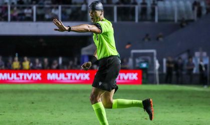 Sávio Pereira Sampaio apitou usando uma touca no segundo tempo