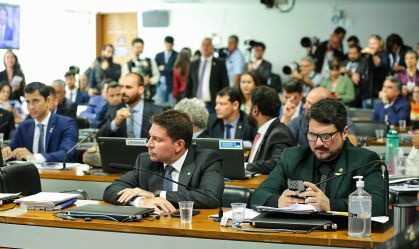Parlamentares durante reunião da CPMI do 8 de janeiro