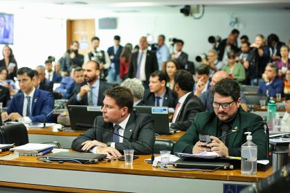 Parlamentares durante reunião da CPMI do 8 de janeiro
