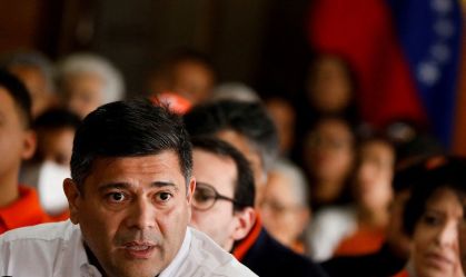 Após autoexílio de Guaidó, oposição na Venezuela busca novo nome