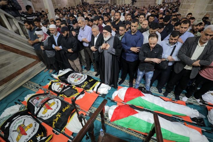 Clérigo muçulmano lidera orações em funeral das vítimas do ataque israelense / Majdi Fathi/NurPhoto via Getty Images