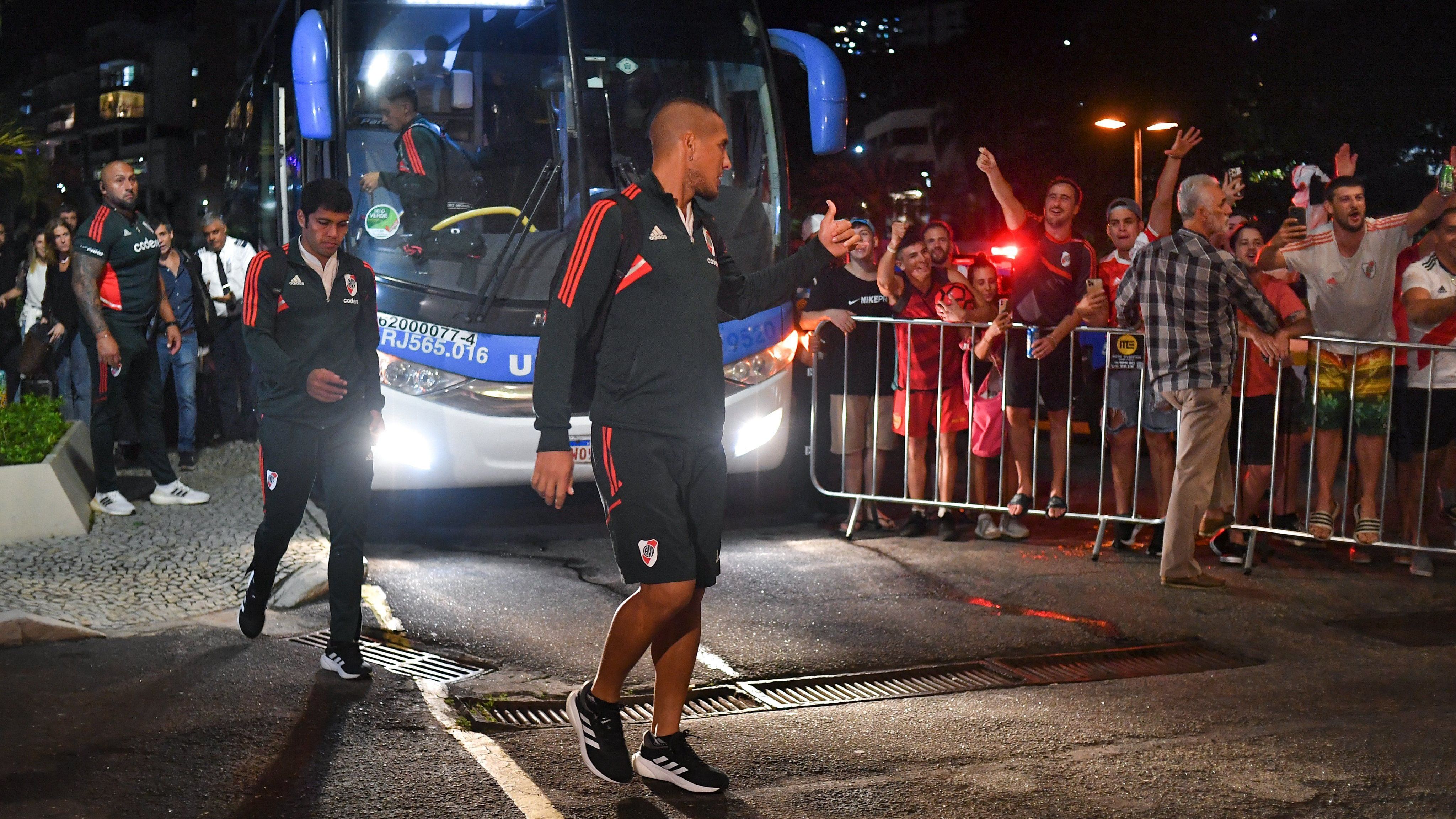Jogadores do River Plate agradecem o carinho da torcida no Rio de Janeiro
