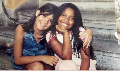 Jovem reencontra amiga de infância após 19 anos usando redes sociais e viraliza