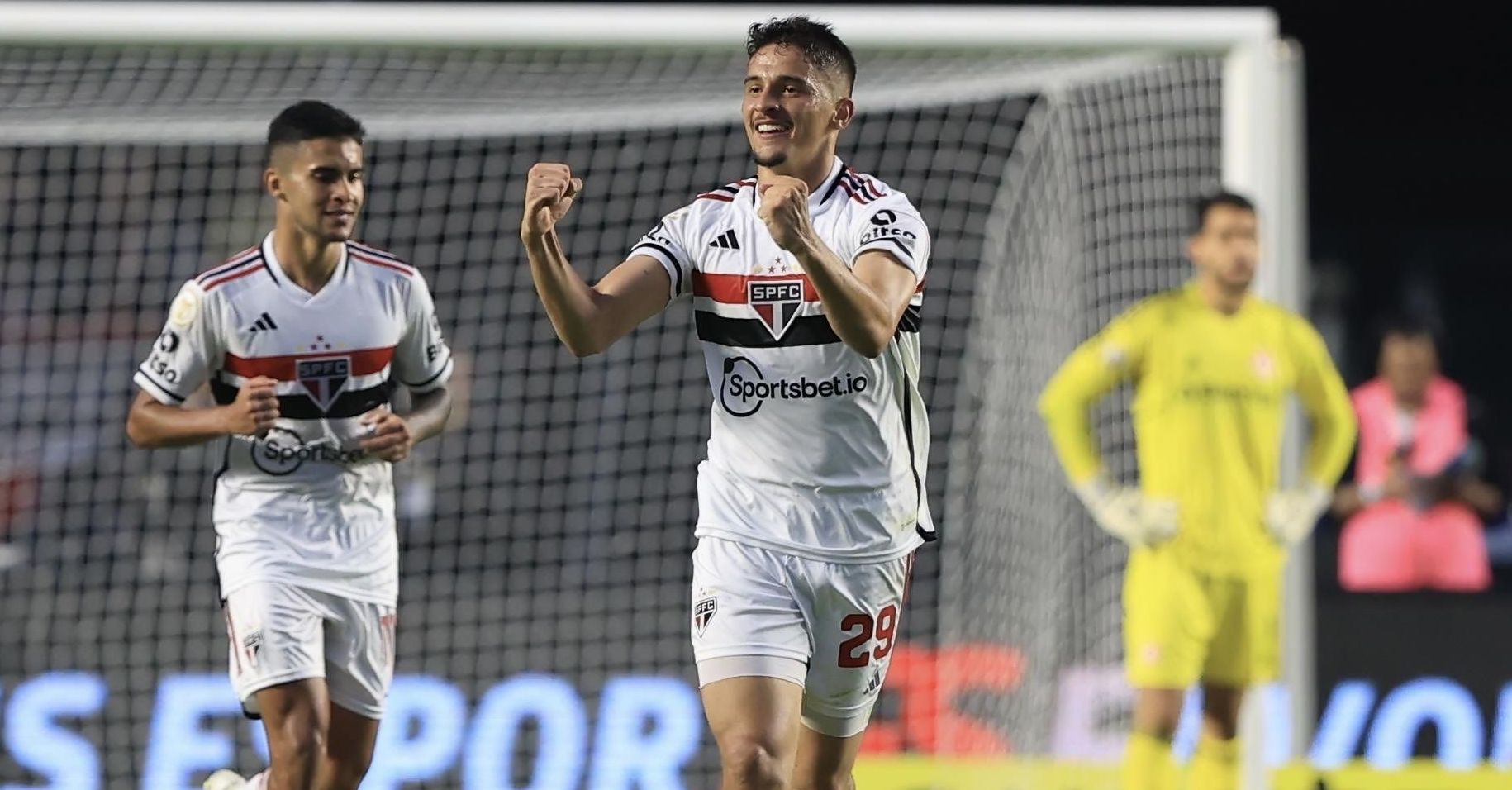 Pablo Maia comemora gol do São Paulo contra o Internacional