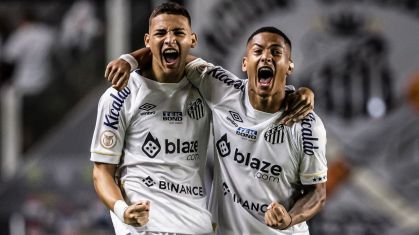 Deivid Washington e Ângelo comemoram gol do Santos