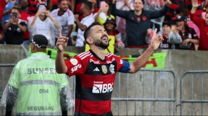 Everton Ribeiro comemora segundo gol do Flamengo contra o Goiás