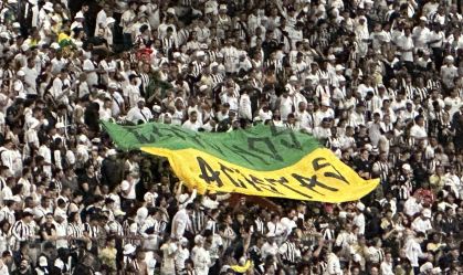 Faixa contra o racismo é exposta pela torcida do Atlético-MG