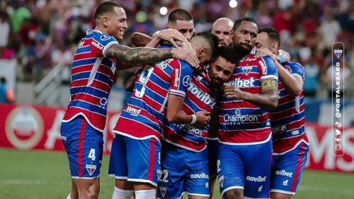 Jogadores do Fortaleza comemoram a vitória na Arena Castelão