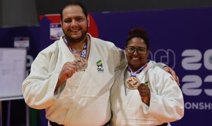 Rafael Baby e Bia Souza comemoram as medalhas em Doha