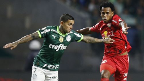Dudu (Palmeiras) e Hurtado (Bragantino) disputam bola no Allianz Parque