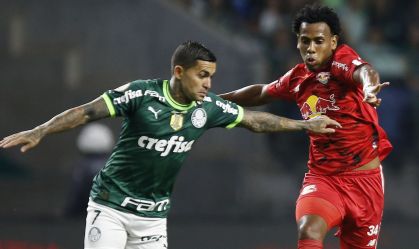 Dudu (Palmeiras) e Hurtado (Bragantino) disputam bola no Allianz Parque