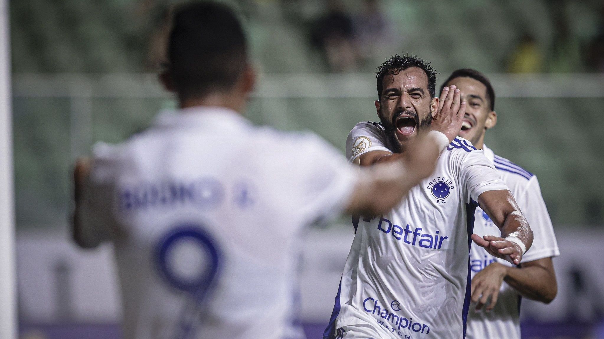 Henrique Dourado marcou o primeiro gol da goleada do Cruzeiro