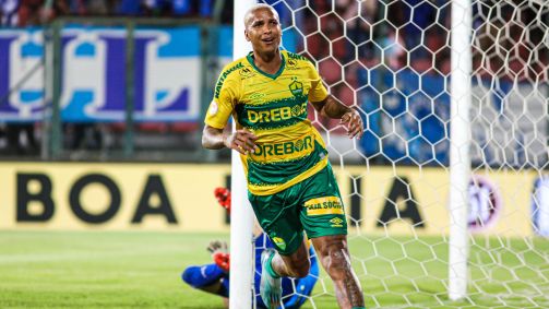 Deyverson comemora o gol da vitória do Cuiabá sobre o Cruzeiro