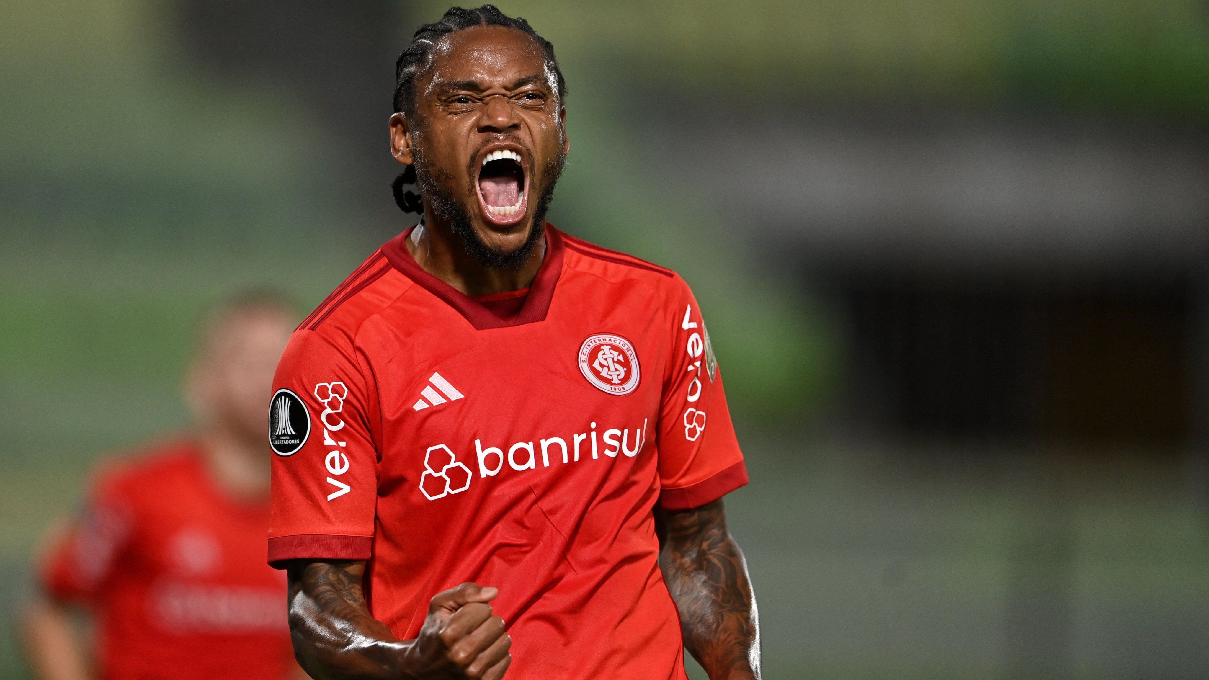 Luiz Adriano deu fim a uma seca de 13 jogos sem marcar pelo Internacional