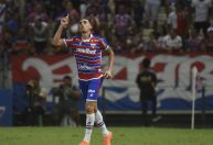 Com dois gols no fim, Fortaleza derrota Vasco no Castelão
