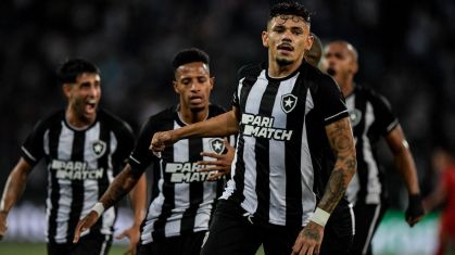 Tiquinho Soares comemora gol do Botafogo contra o Athletico-PR