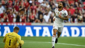 Gabigol comemora gol contra o Athletico-PR
