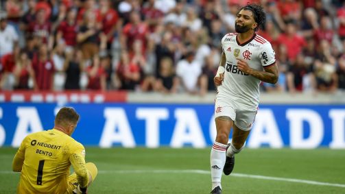Gabigol comemora gol contra o Athletico-PR