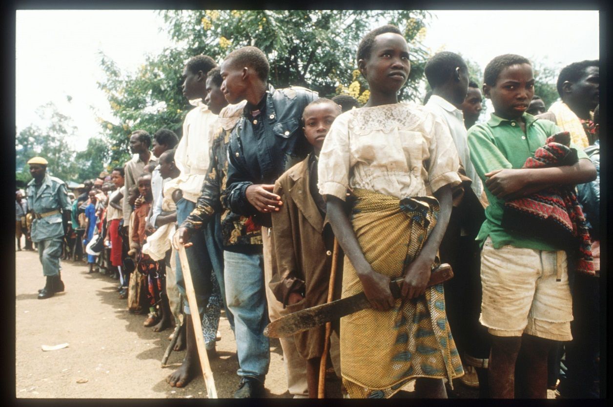 Civis armados aguardam entrega de alimentos em 13 de abril de 1994, durante o genocídio em Ruanda; mais de 800 mil pessoas morreram no conflito / Scott Peterson/Liaison