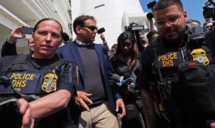 Permanência de George Santos na Câmara está "nas mãos de Kevin McCarthy", diz democrata