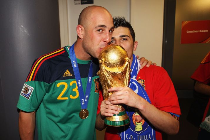 Pepe Reina e David Villa beijam a taça da Copa do Mundo em 2010, na África do Sul / Alex Livesey - FIFA/FIFA via Getty Images