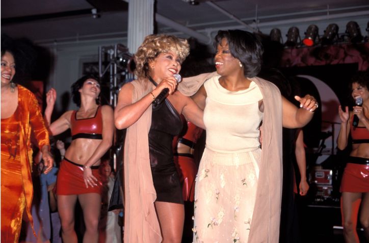 Tina Turner dançando com a apresentadora Oprah Winfrey, em um evento em Nova York. / KMazur/WireImage